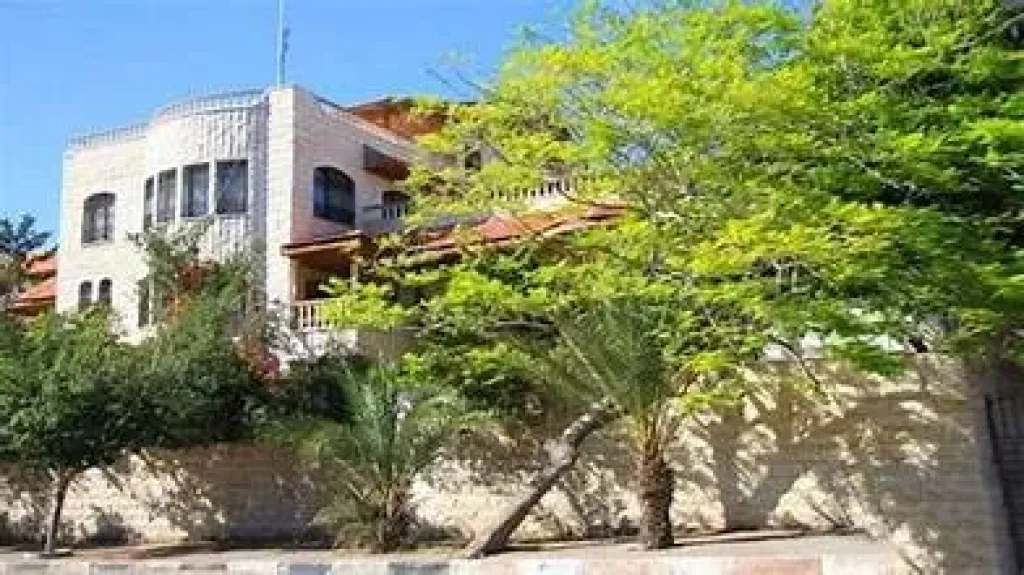 خلافات حوثية متصاعدة تطفو على السطح: نزاع على فيلا ياسر عرفات في صنعاء يُشعل صراعاً بين قيادات الجماعة